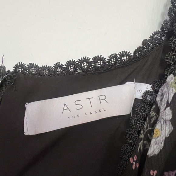 ASTR BLACK FLORAL DRESS - Picture 7 of 11